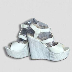 Shoedazzle White Platform Sandals Faux Patent Leather 9.5